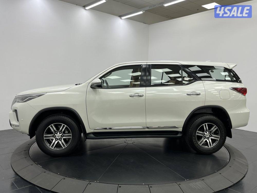TOYOTA FORTUNER_N 4 CYL 4X2 MID OPTION2