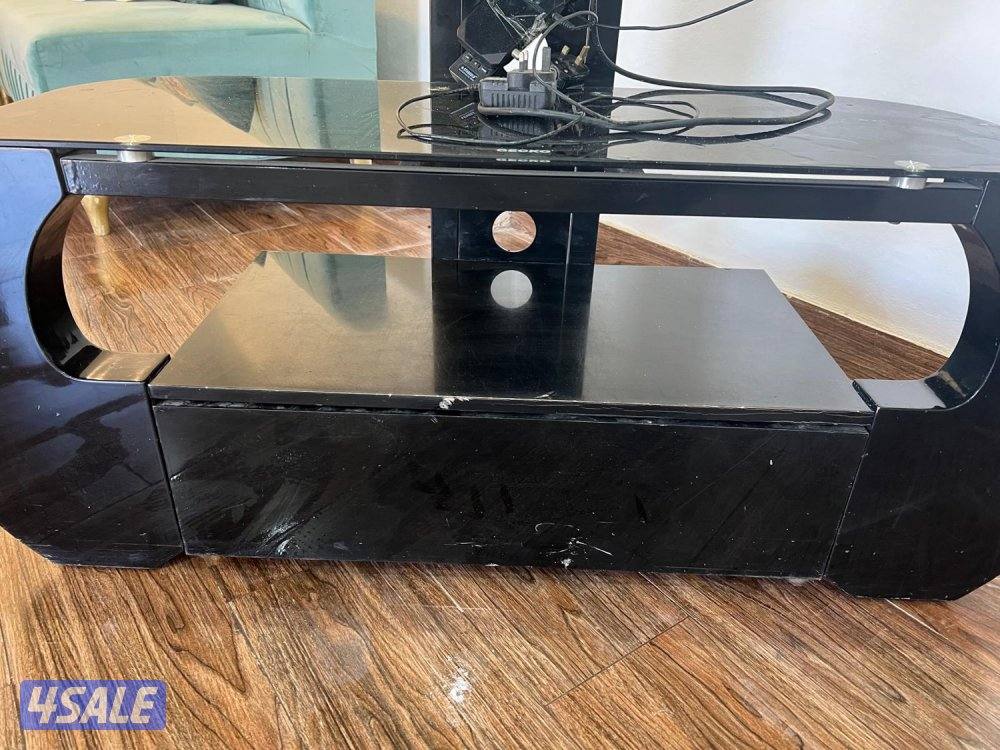 للبيع تلفزيون ٣٢ بوصه بحاله طيبه مع الاستاند والطاوله والريسيفرب٣٥3