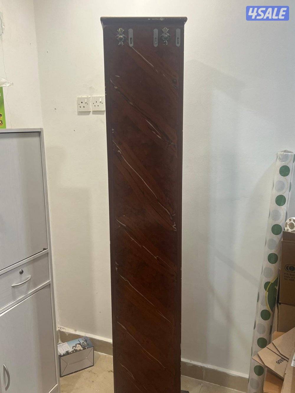 للبيع شفنيره مع مرايه مع تعليق جهتين مع ادراج داخلها دواره ب١٥2