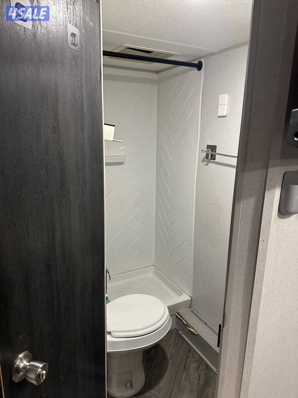 للبيع كرفان امريكي ٢٣ قدم موديل ٢٠٢١ مع توسعه10