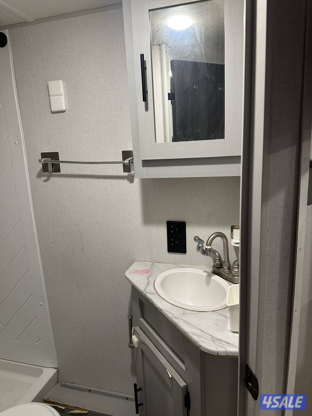 للبيع كرفان امريكي ٢٣ قدم موديل ٢٠٢١ مع توسعه11