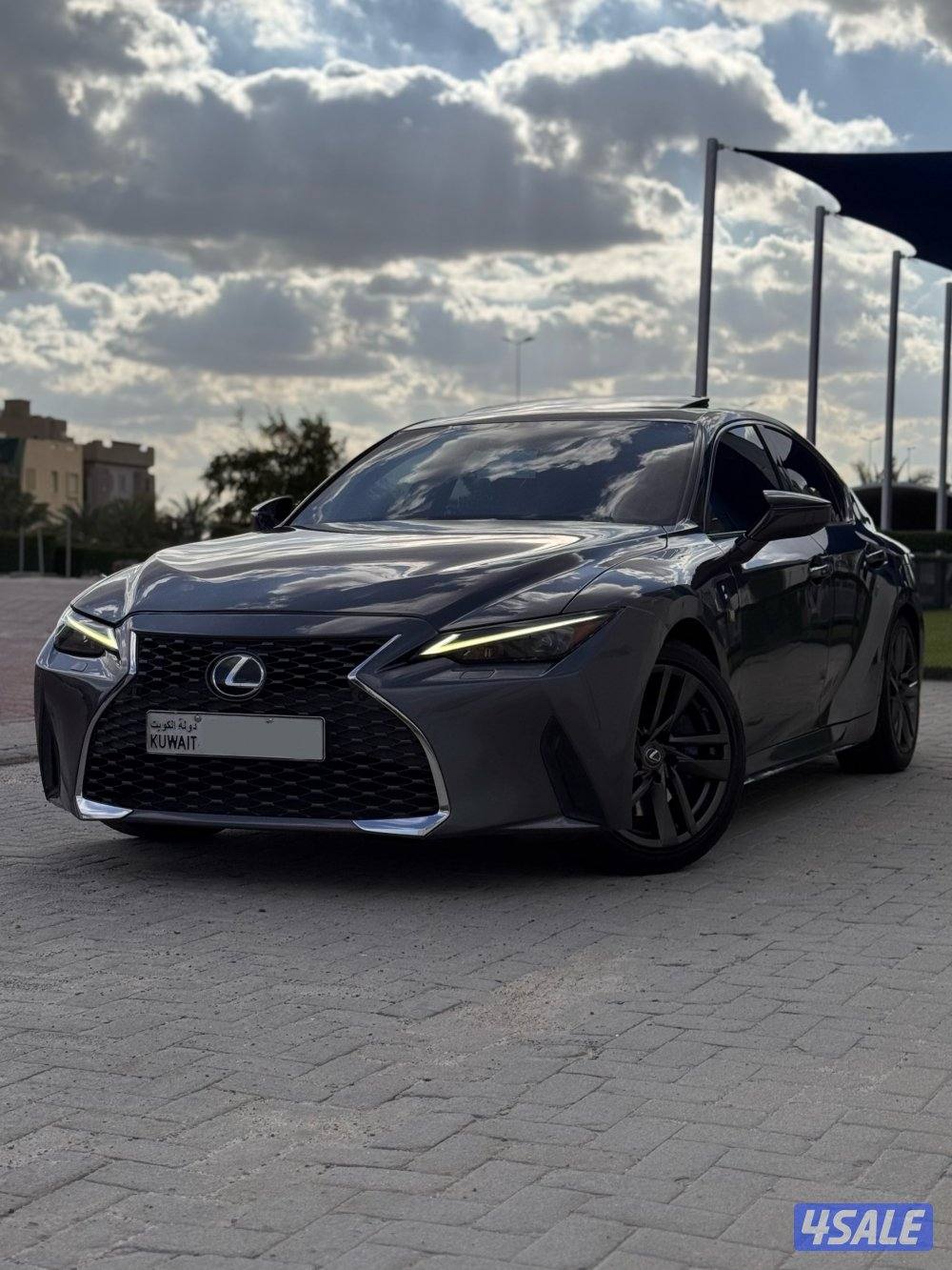 للبيع لكزس is300 موديل 2021 الساير0
