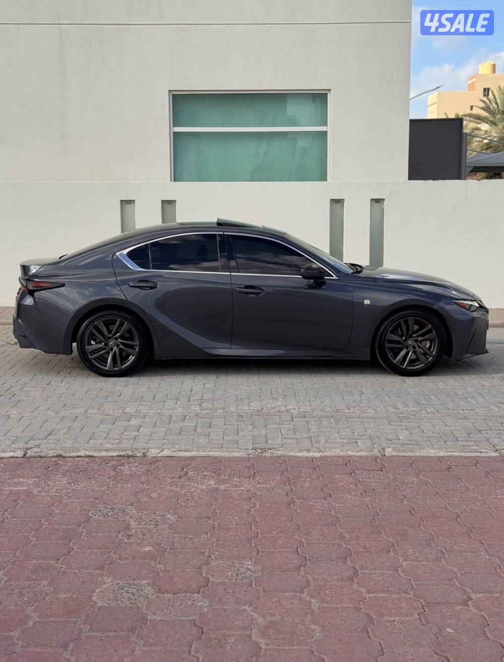 للبيع لكزس is300 موديل 2021 الساير4