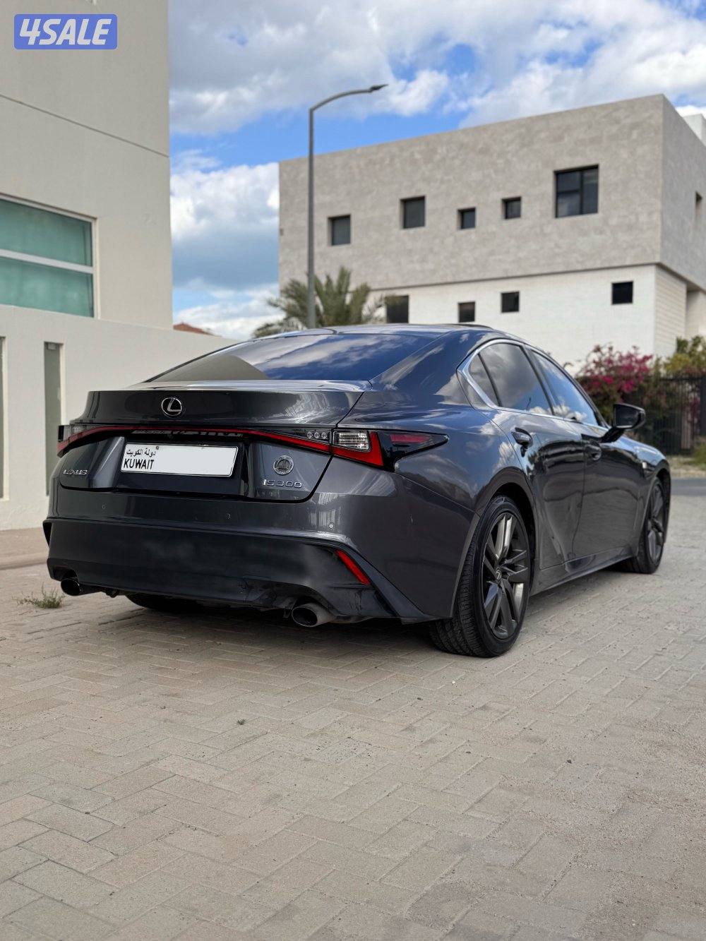 للبيع لكزس is300 موديل 2021 الساير6