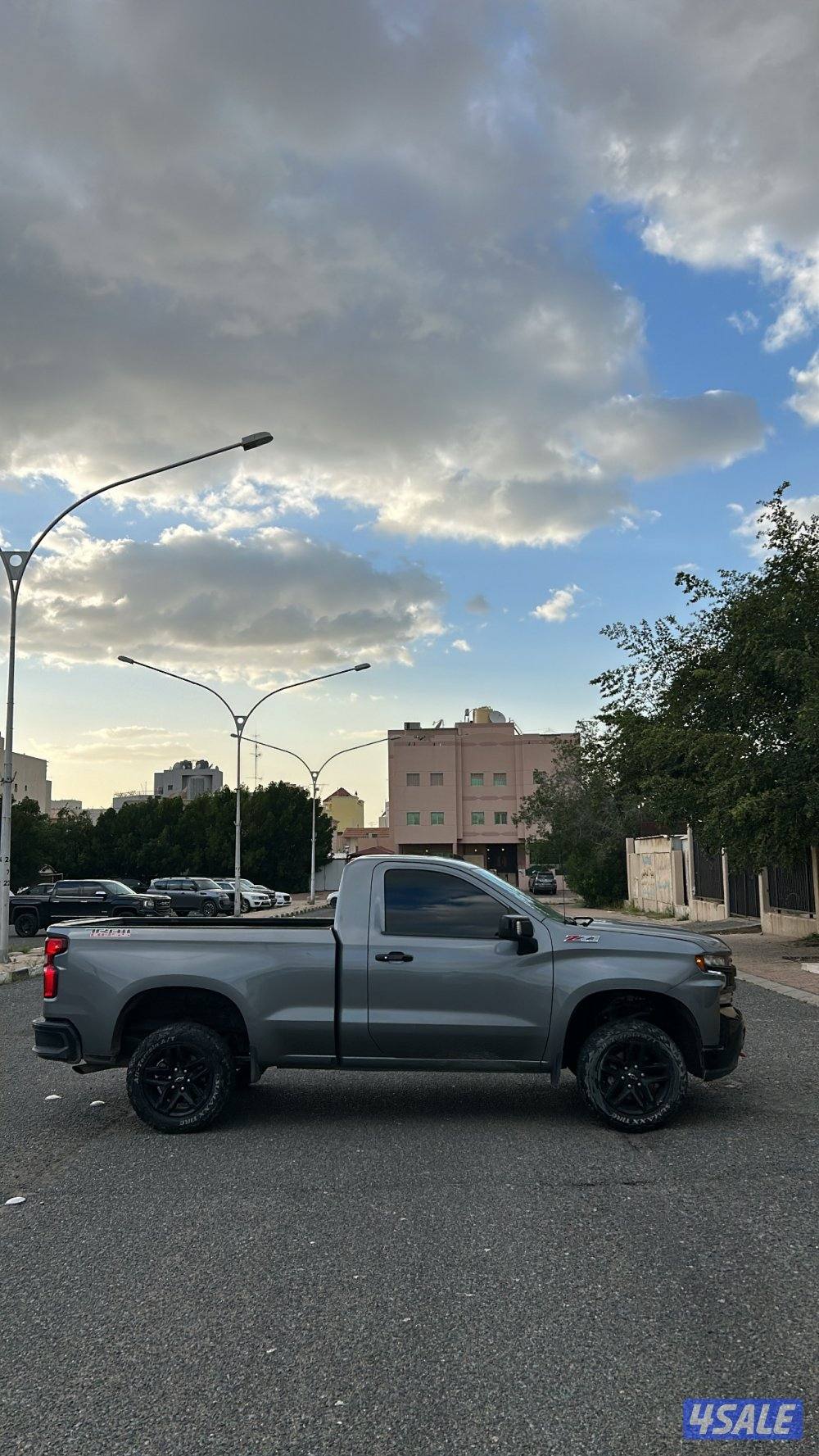 للبيع سلفرادو تريل بوس1