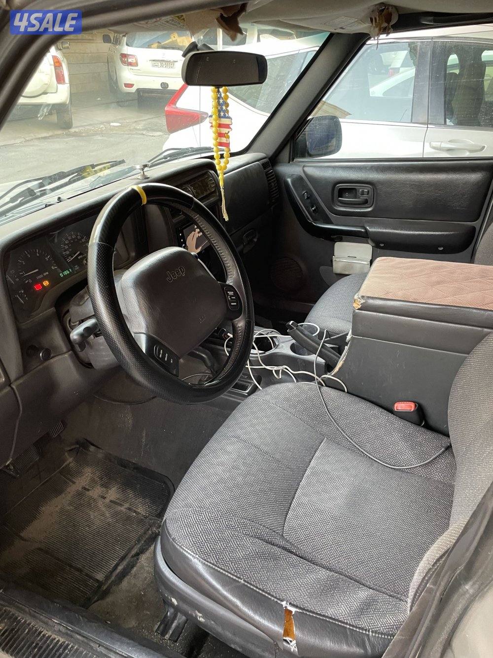 جاهزه لموسم الكشتات جيب شيروكي مديل 2001 اللون رمادي كشنات مخمل ماشي3