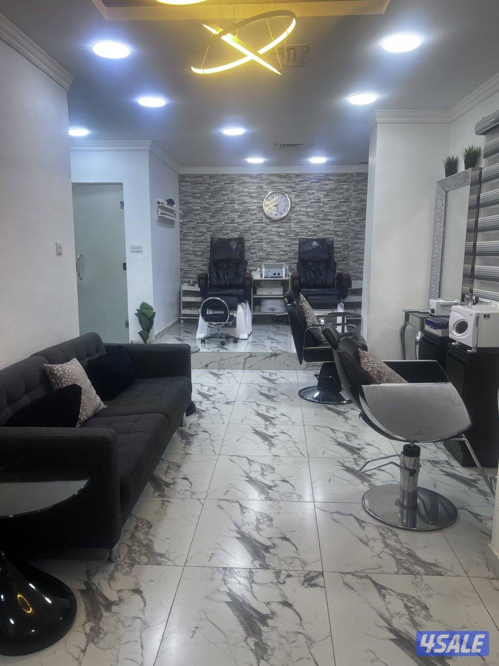 للبیع صالون +4موظفات خبيره +زبائن ثابته موقف سيارات جيده  مساحة70متر0