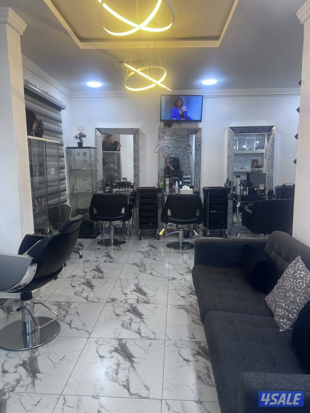 للبیع صالون +4موظفات خبيره +زبائن ثابته موقف سيارات جيده  مساحة70متر2