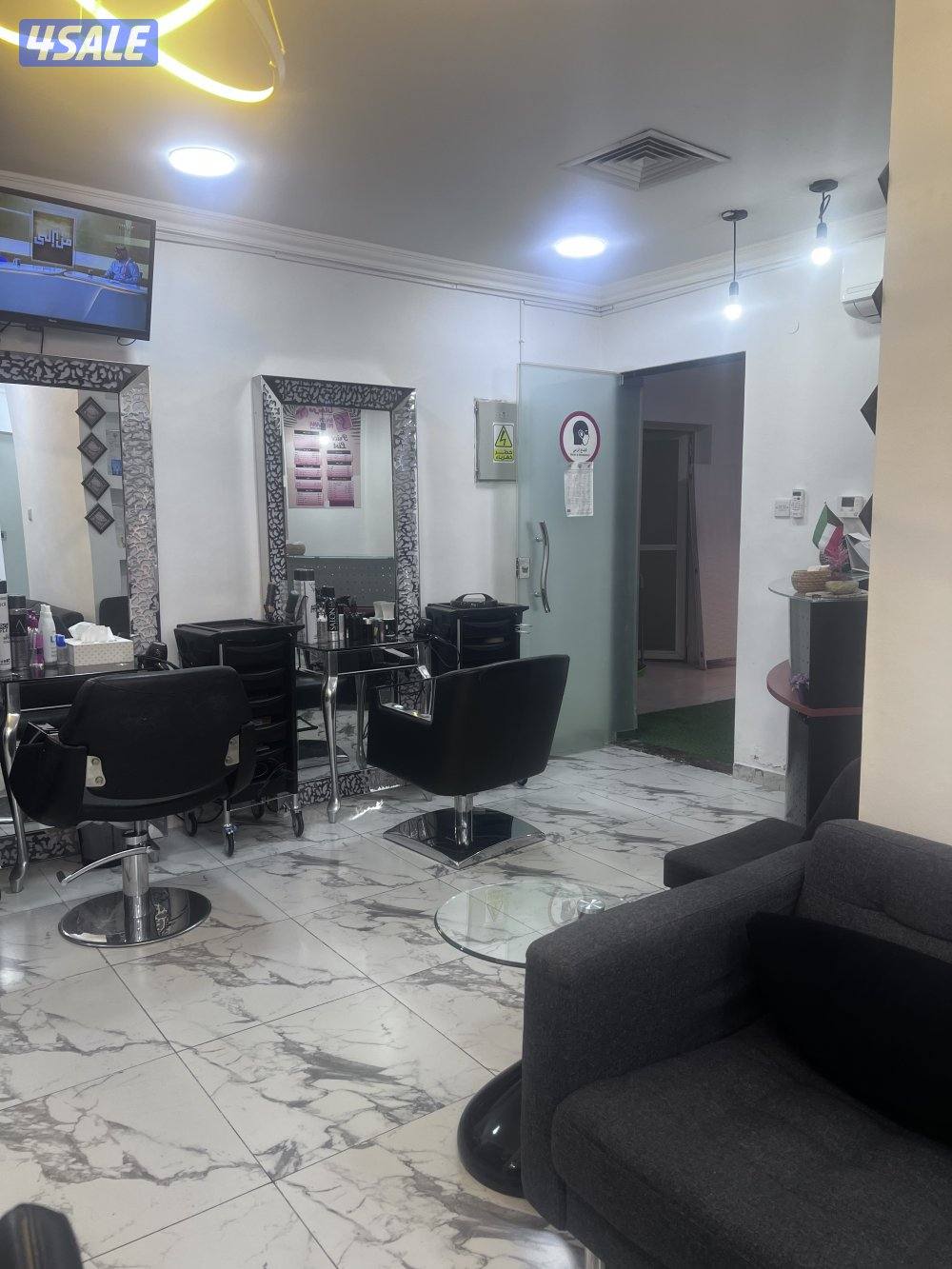 للبیع صالون +4موظفات خبيره +زبائن ثابته موقف سيارات جيده  مساحة70متر4