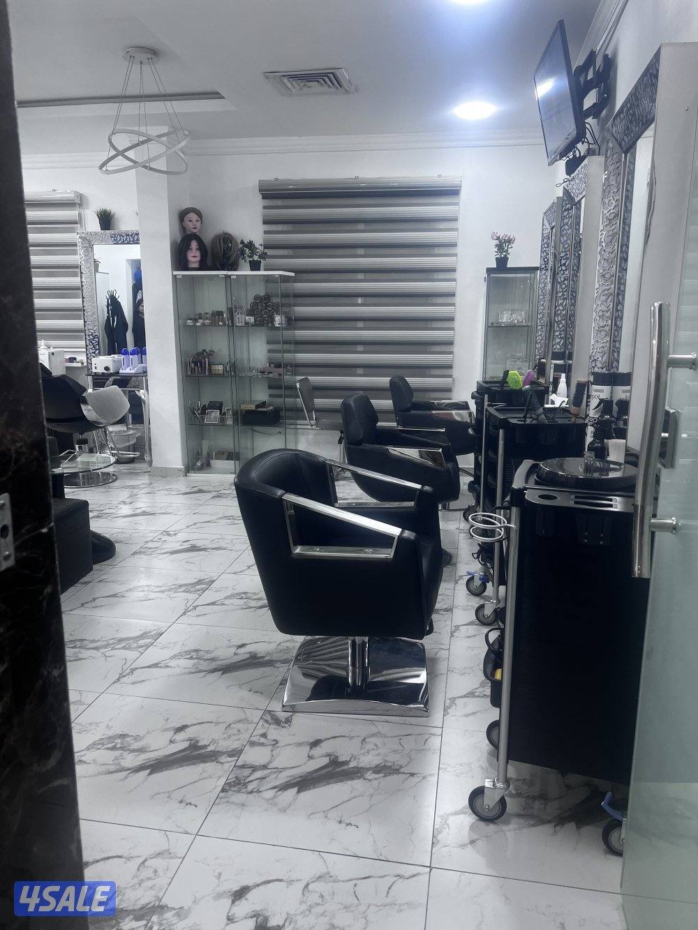 للبیع صالون +4موظفات خبيره +زبائن ثابته موقف سيارات جيده  مساحة70متر6