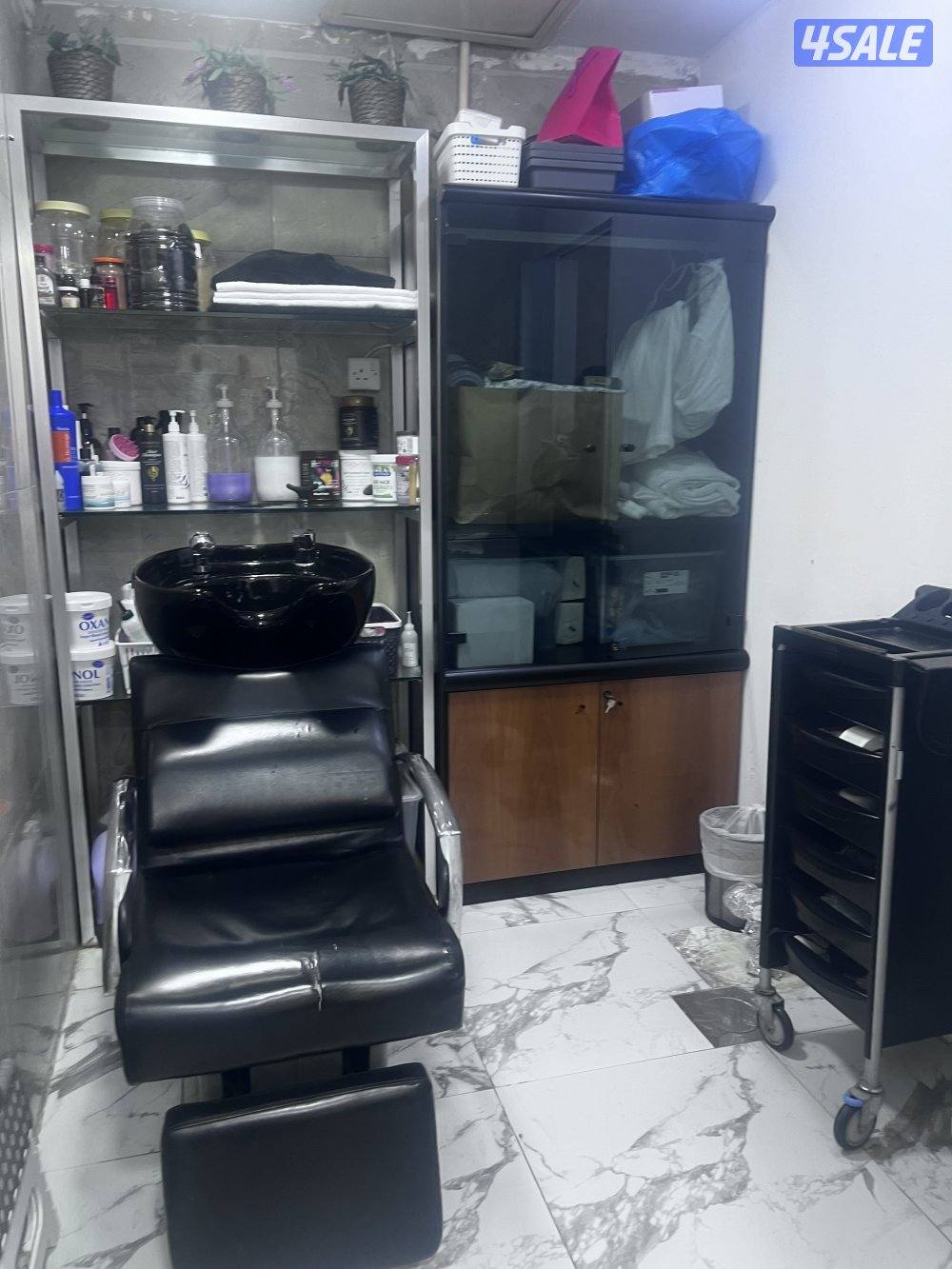 للبیع صالون +4موظفات خبيره +زبائن ثابته موقف سيارات جيده  مساحة70متر7