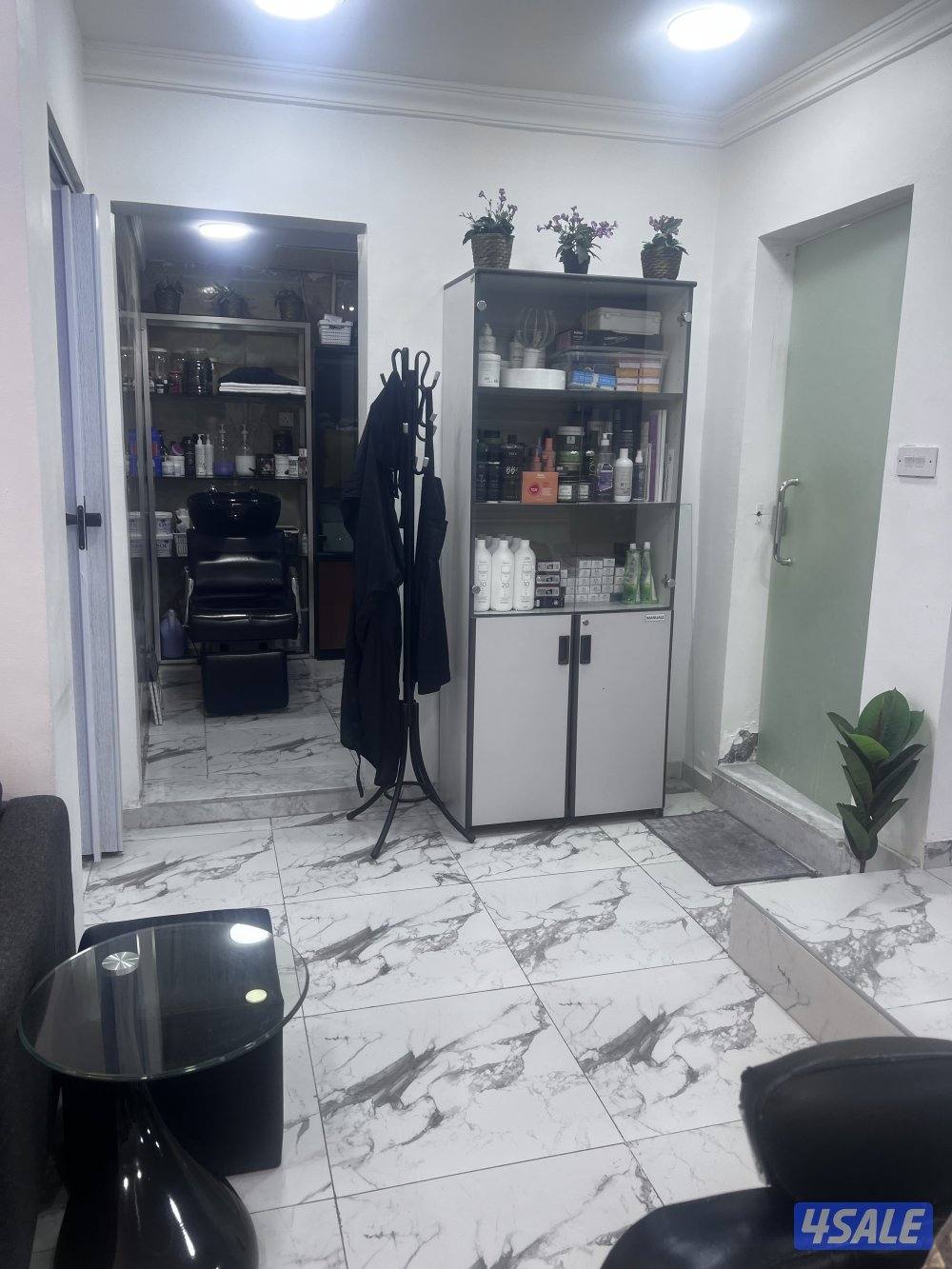 للبیع صالون +4موظفات خبيره +زبائن ثابته موقف سيارات جيده  مساحة70متر8