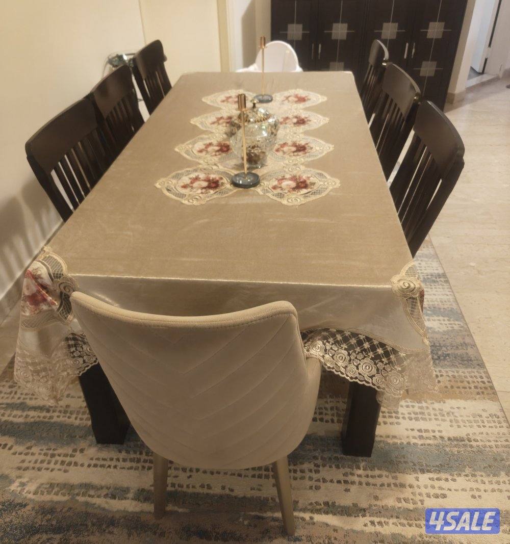 طاولة طعام حجم ٨ كراسي من صفاة هوم بحالة ممتازة مع دنسوار عصري ومرآة0