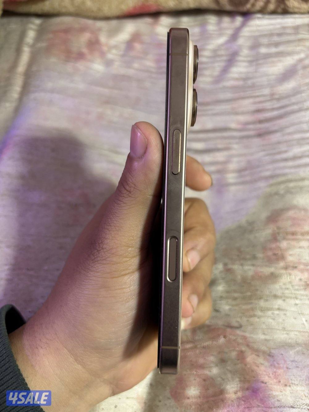 ايفون 16برو مساحه 512 جيجا مع الكرتون  شرق اوسط  يوجد كسر بسيط ف الظهر0