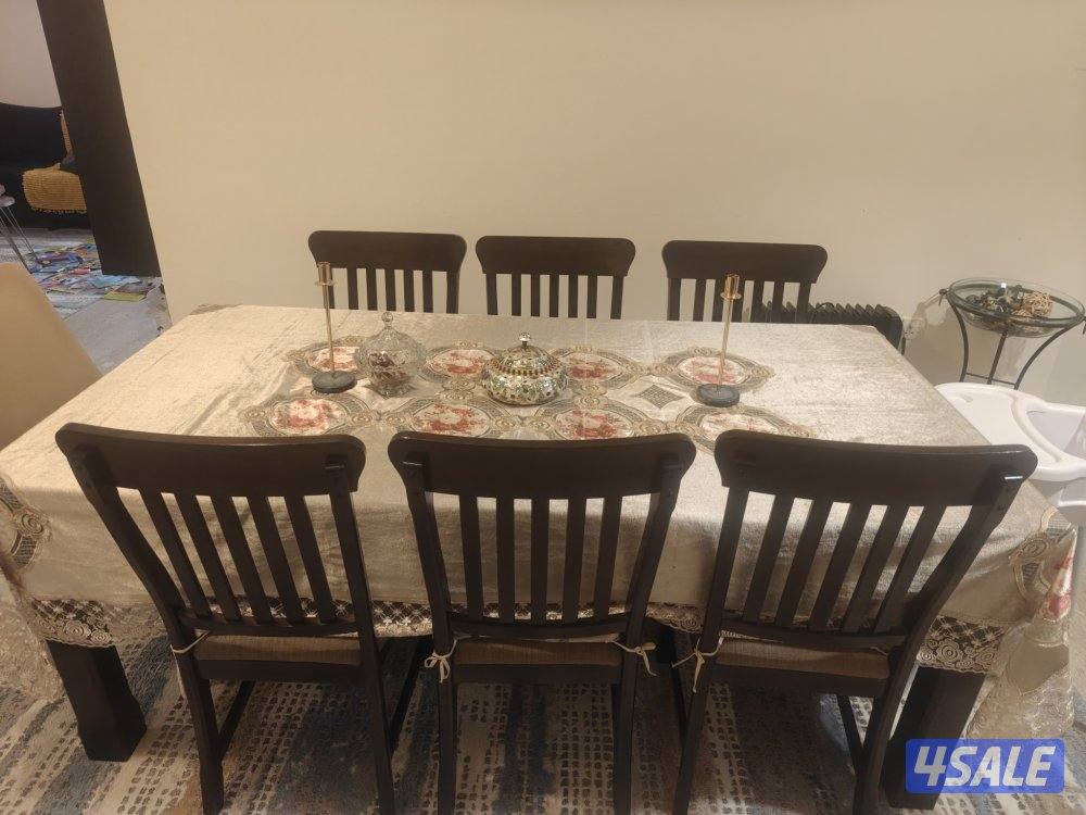 طاولة طعام حجم ٨ كراسي من صفاة هوم بحالة ممتازة مع دنسوار عصري ومرآة1