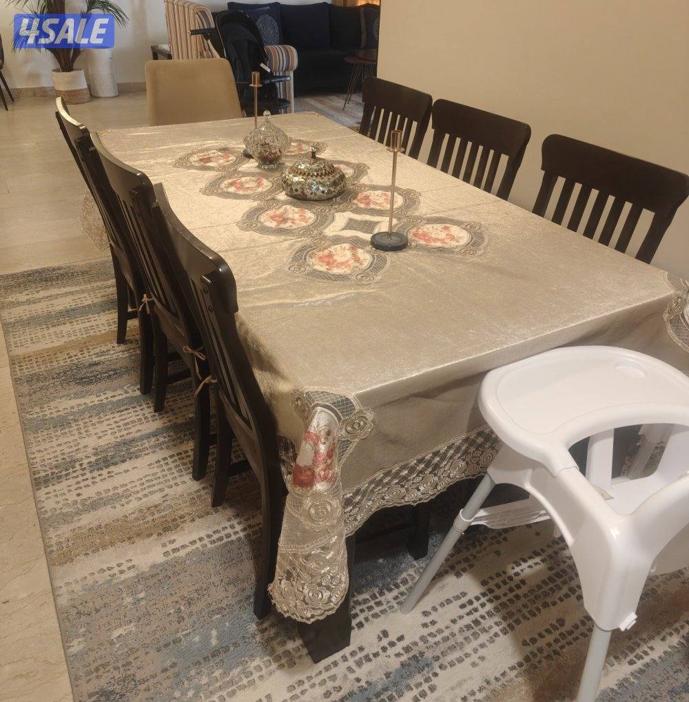 طاولة طعام حجم ٨ كراسي من صفاة هوم بحالة ممتازة مع دنسوار عصري ومرآة2