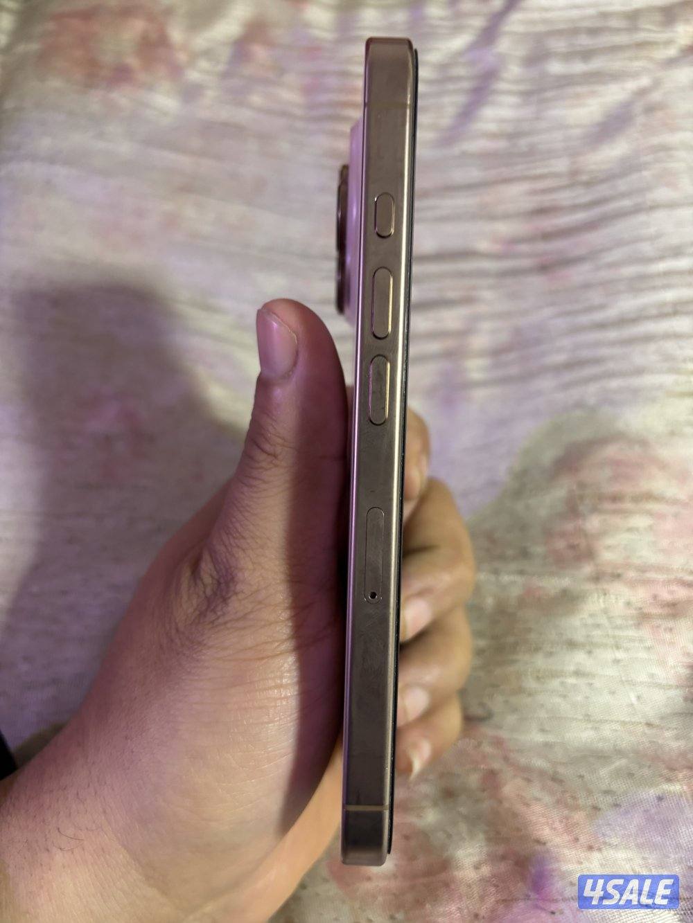 ايفون 16برو مساحه 512 جيجا مع الكرتون  شرق اوسط  يوجد كسر بسيط ف الظهر1