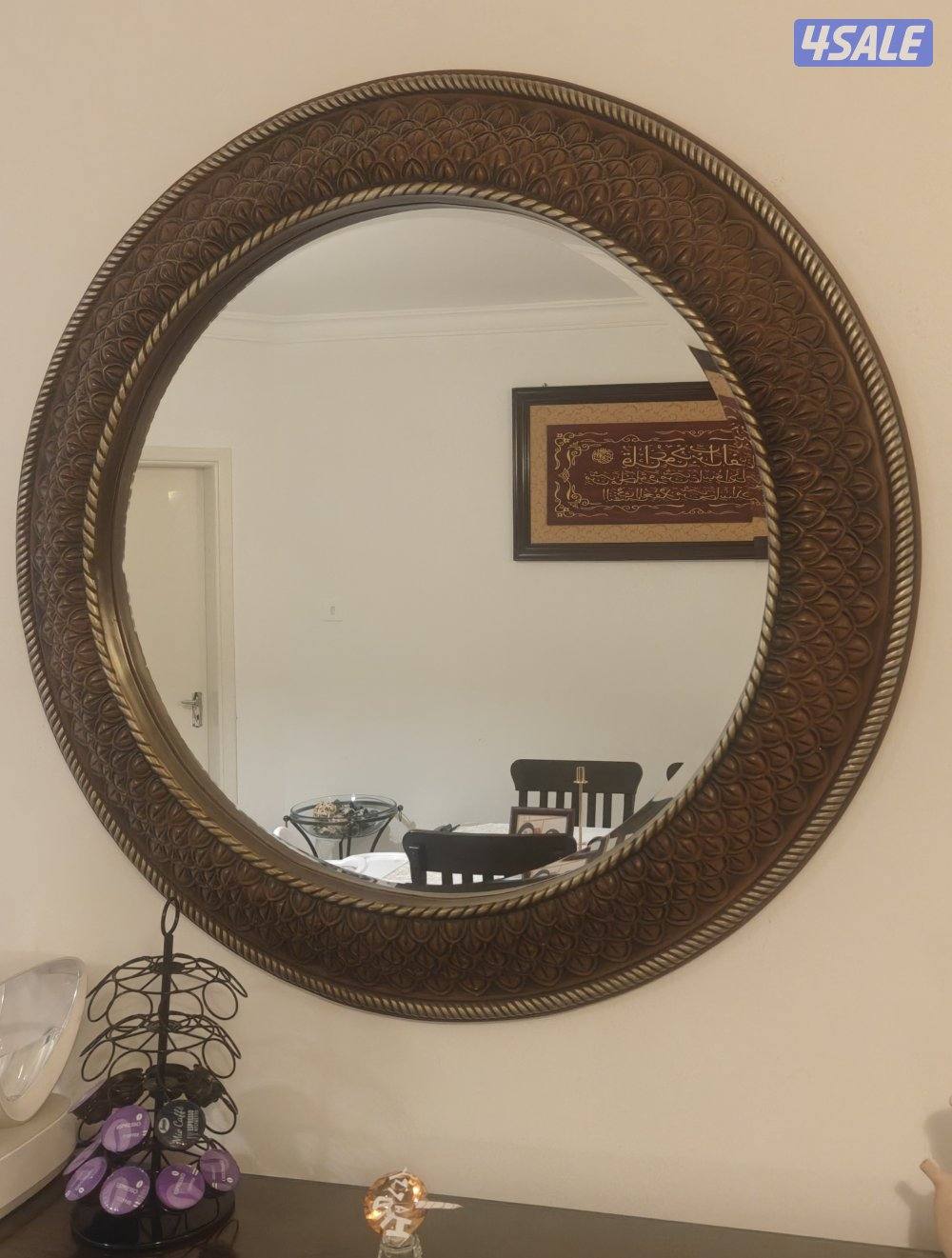 طاولة طعام حجم ٨ كراسي من صفاة هوم بحالة ممتازة مع دنسوار عصري ومرآة3