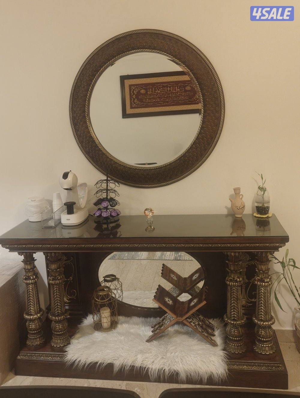 طاولة طعام حجم ٨ كراسي من صفاة هوم بحالة ممتازة مع دنسوار عصري ومرآة5