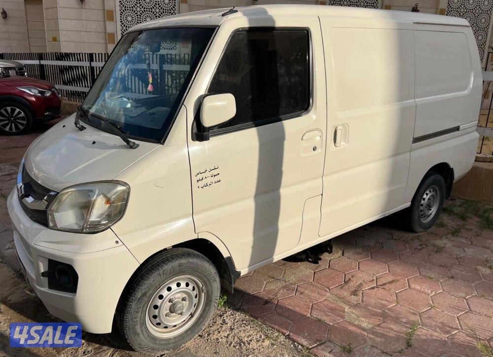 للبيع باص او فان اللون ابيض ماركة سي ام سي موديل ٢٠١٥2