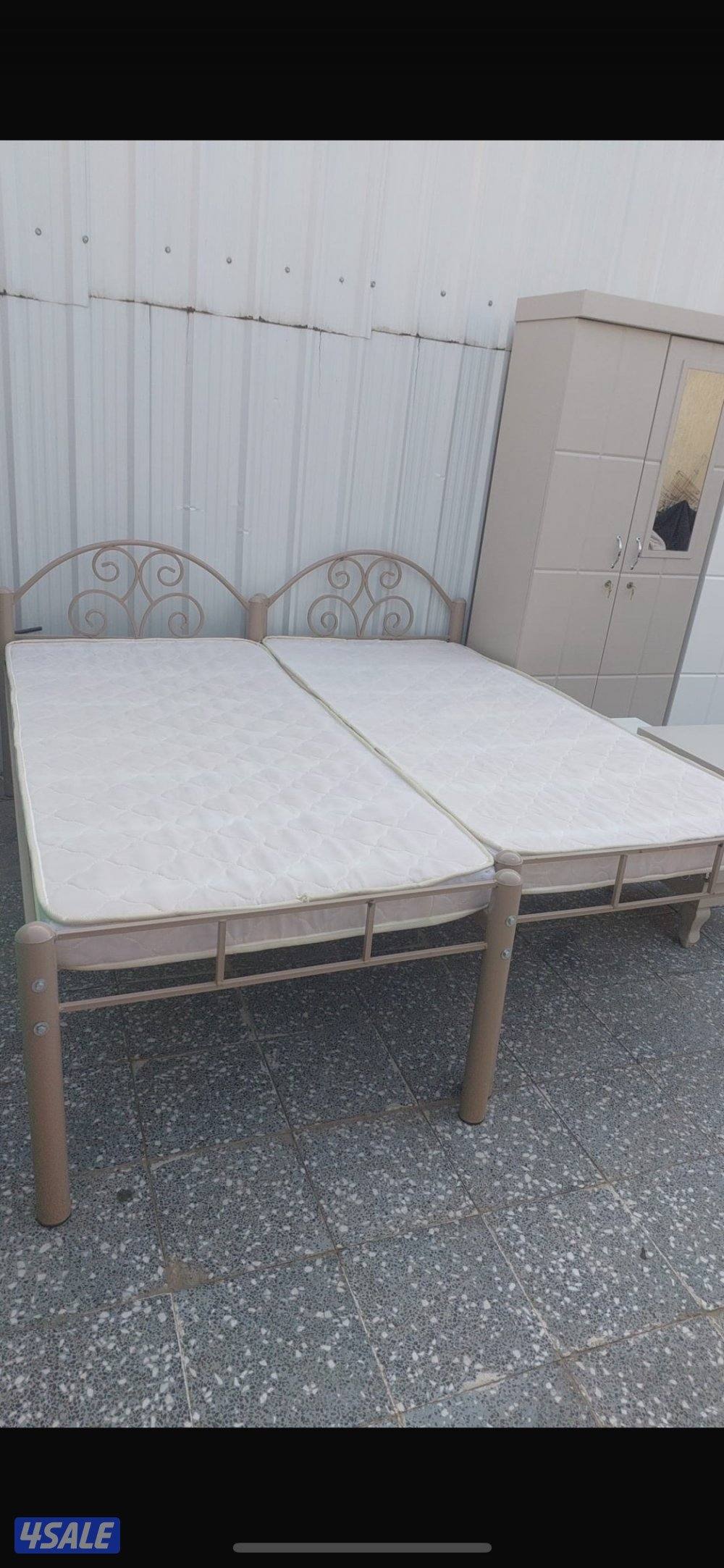 للبيع سرير وكبت وكمدينة مجموعتين نضاف2