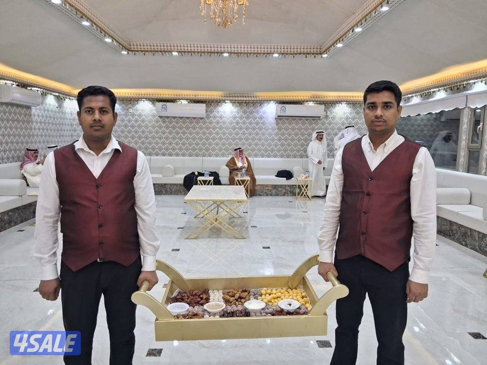 تقديم التمور والقهوة العربي بالزي الرسمي1