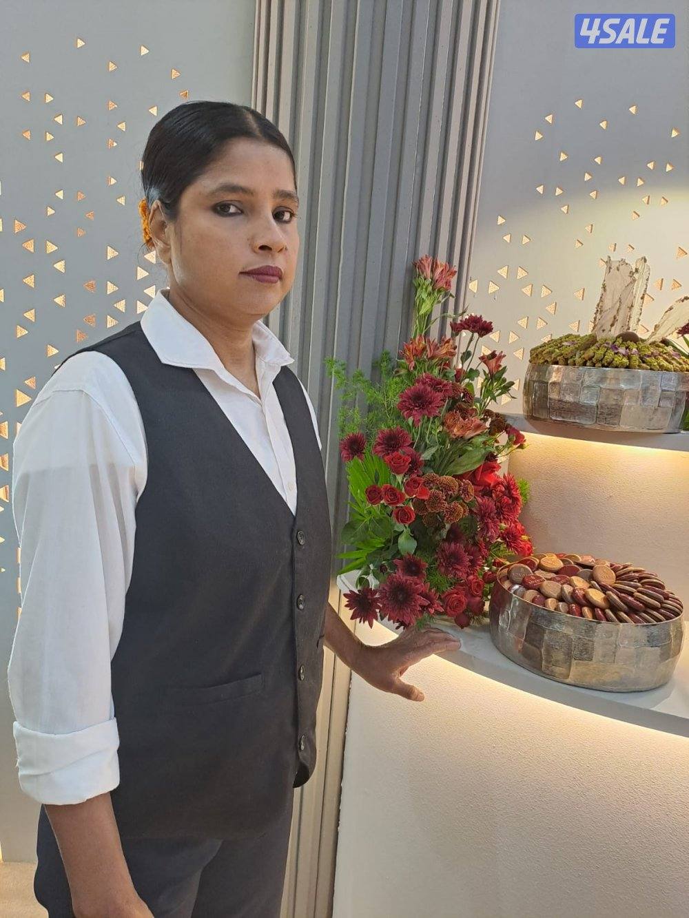 تقديم التمور والقهوة العربي بالزي الرسمي10