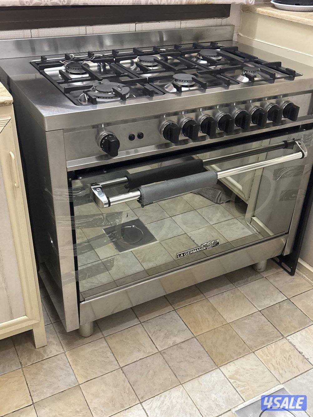 فرن في حالة ممتازة عيبه الوحيد الباب خربان0