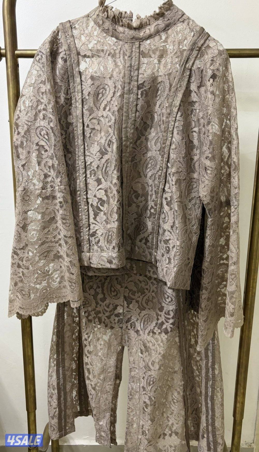 بدله تنوره بيج لبستين8