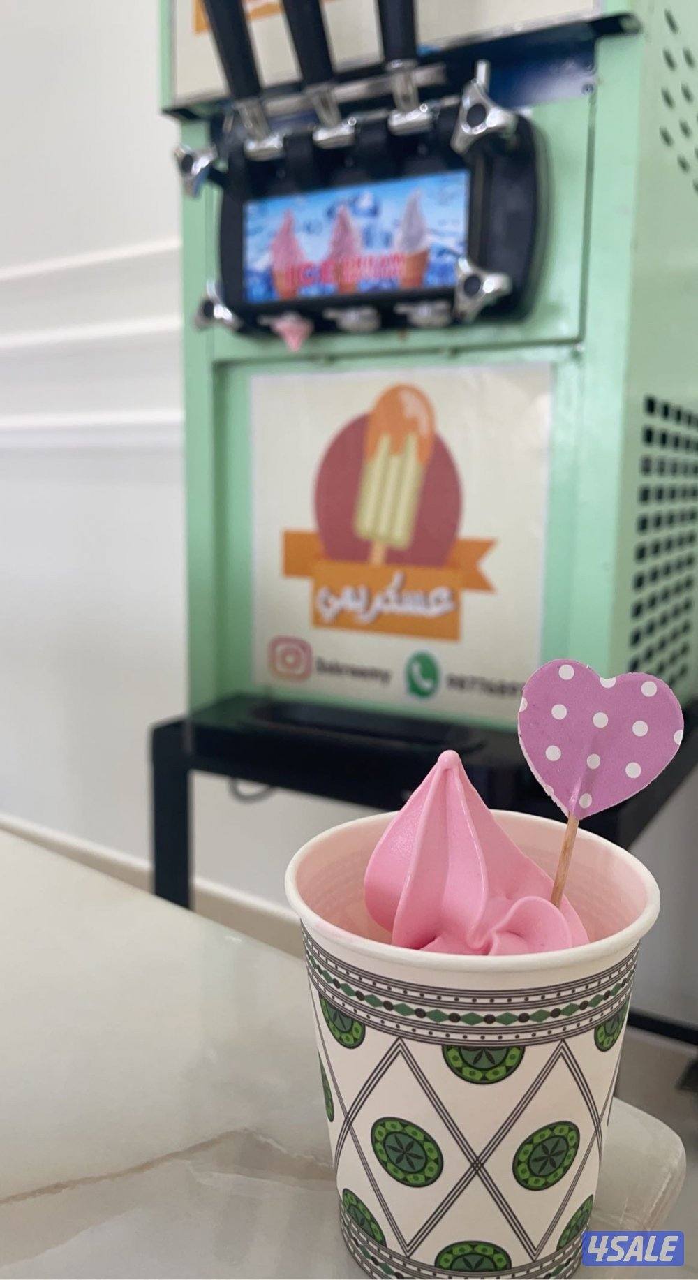 للبيع مكينة ايسكريم بثلاث نكهات بحالة جيدة التواصل واتسب فقط2