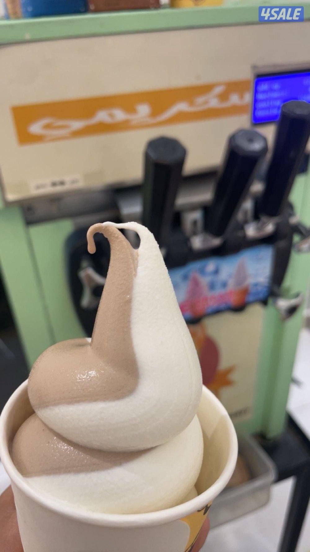 للبيع مكينة ايسكريم بثلاث نكهات بحالة جيدة التواصل واتسب فقط3