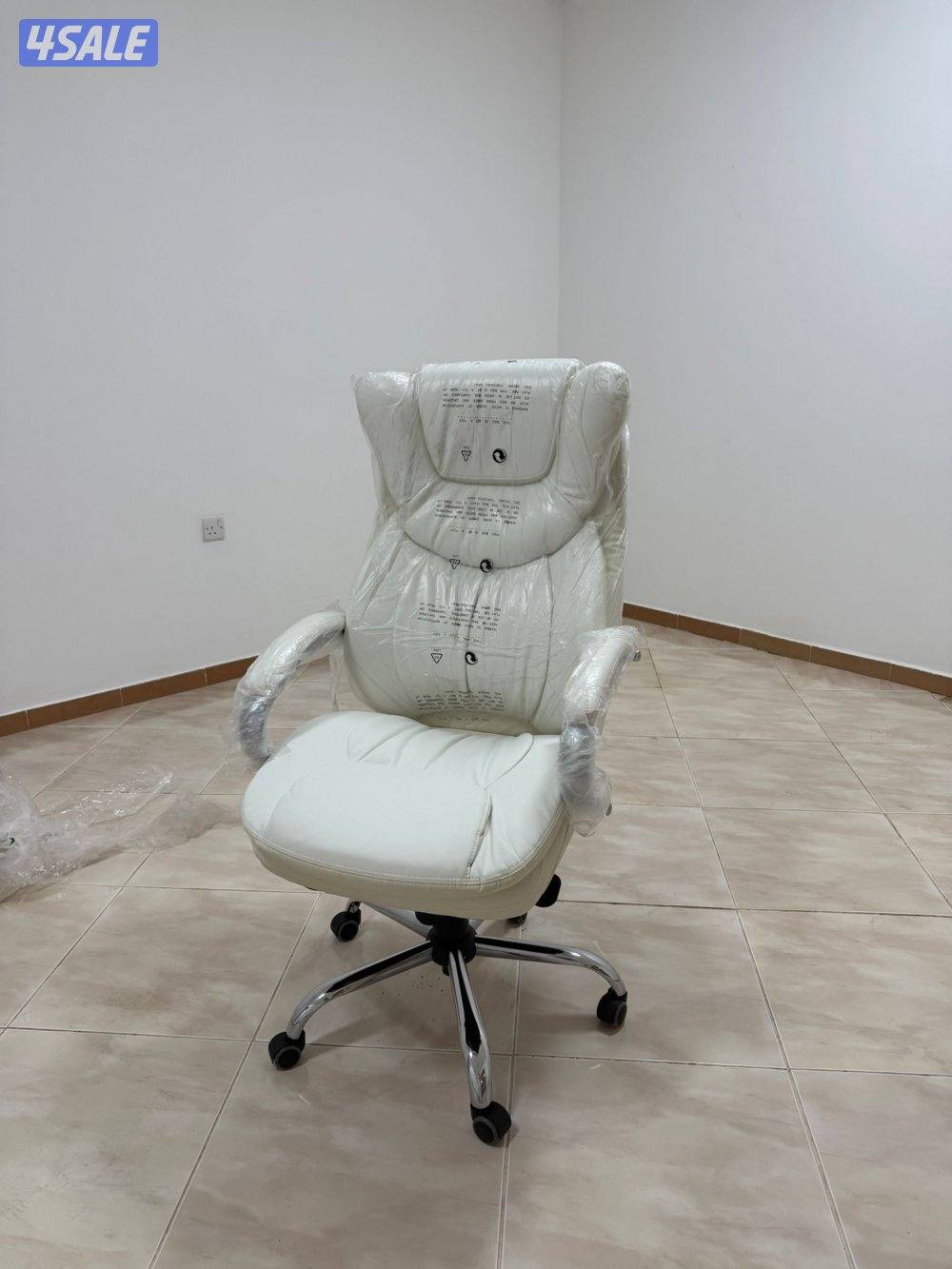 كرسي مكتبي فاخر ومريح لونه أبيض صدفي مصنوع من الجلد حجمه كبير و واسع0