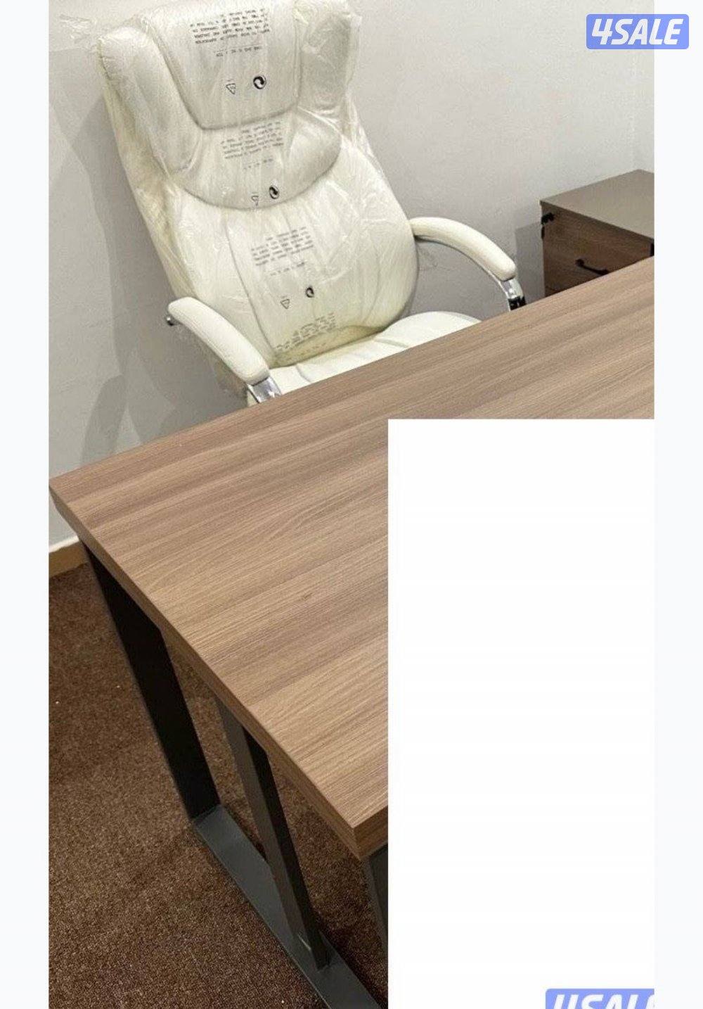 كرسي مكتبي فاخر ومريح لونه أبيض صدفي مصنوع من الجلد حجمه كبير و واسع1