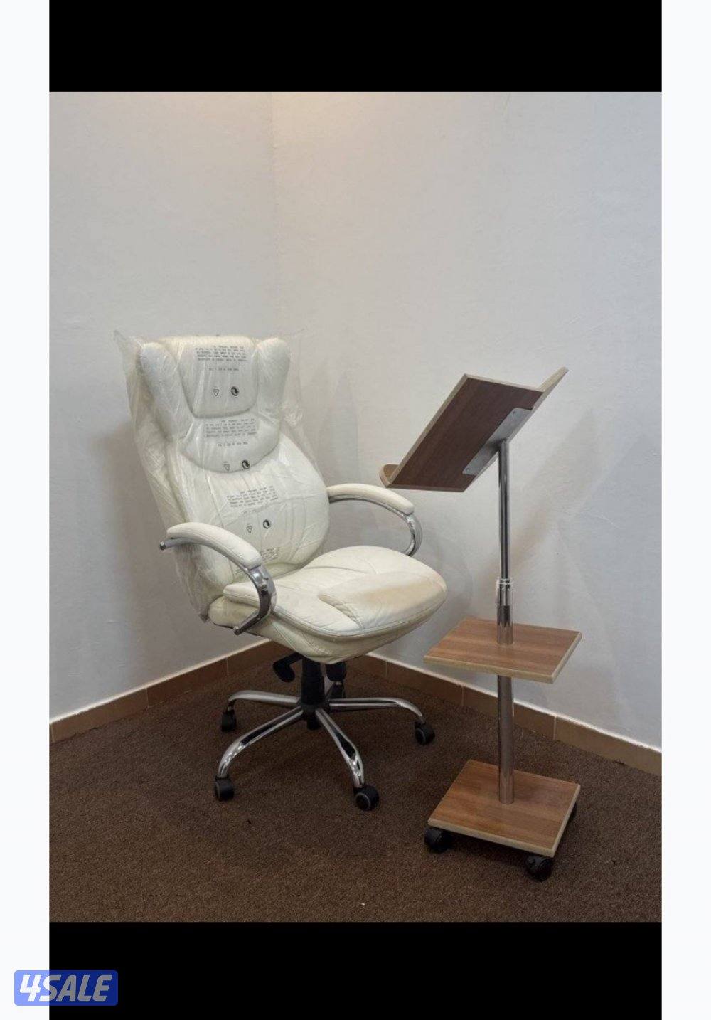 كرسي مكتبي فاخر ومريح لونه أبيض صدفي مصنوع من الجلد حجمه كبير و واسع3