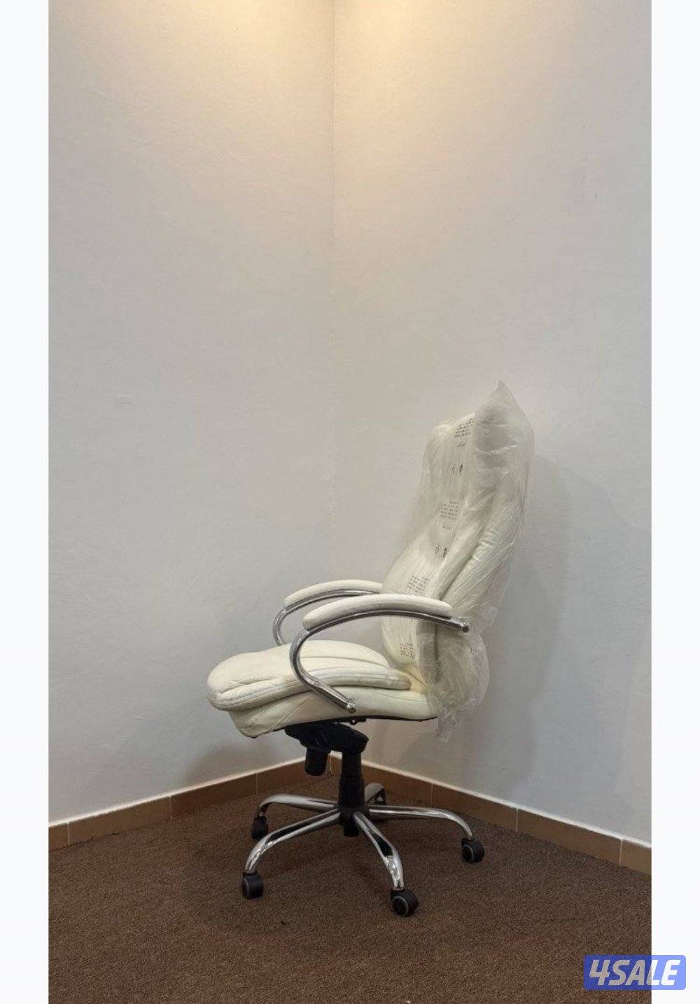 كرسي مكتبي فاخر ومريح لونه أبيض صدفي مصنوع من الجلد حجمه كبير و واسع2