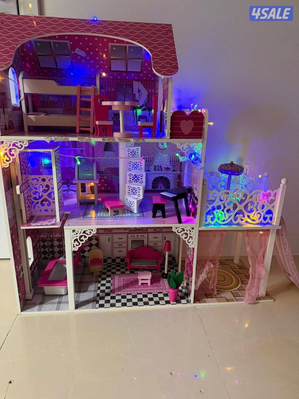 بيت باربي حجم كبير مع اصنصير واضاءة كالجديد0