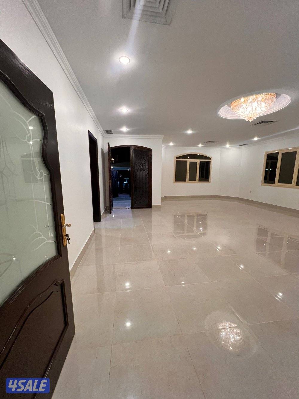 للإيجار فيلا في بيان خمس غرف وديوانية و٣ صالات4