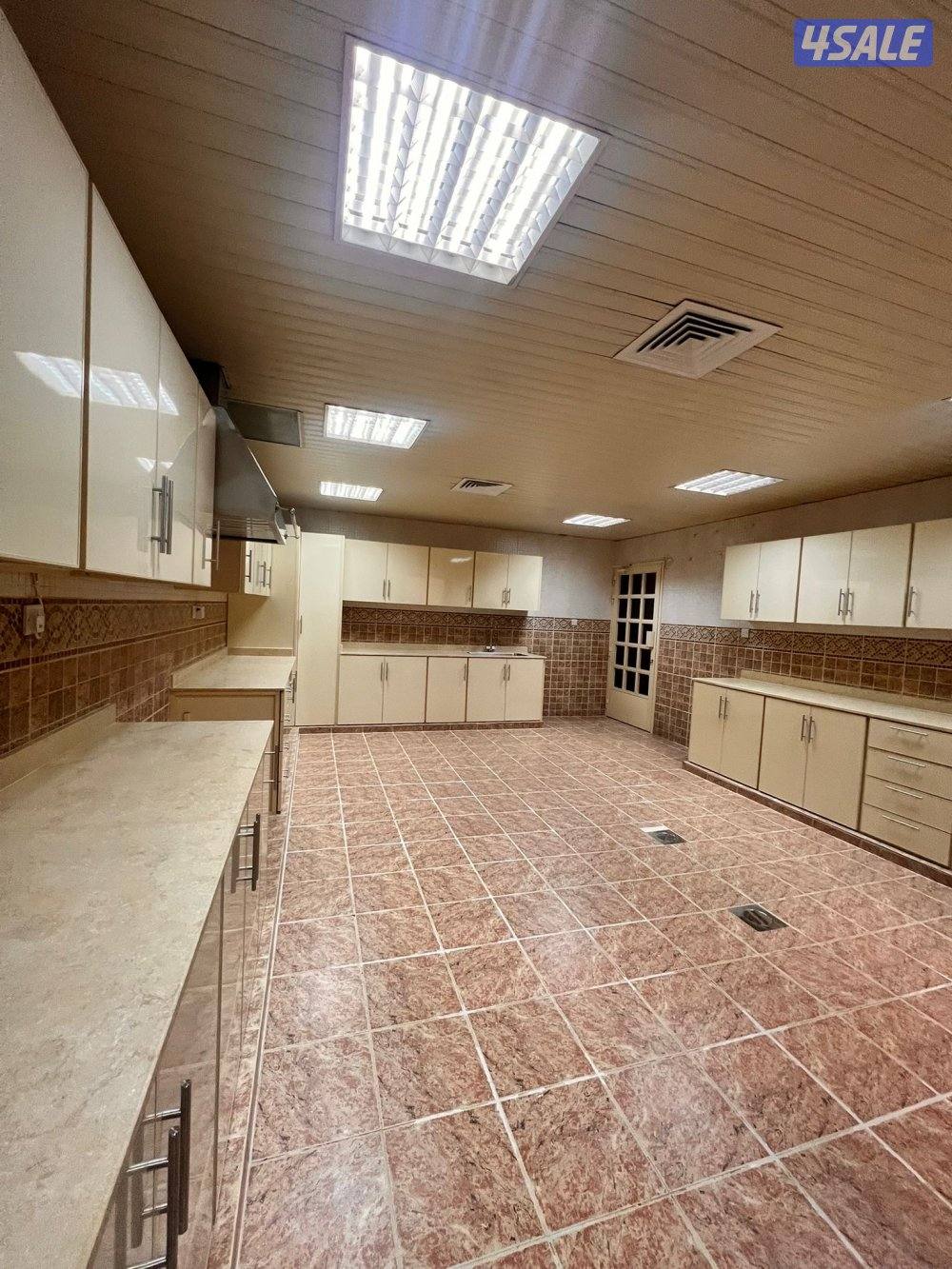 للإيجار فيلا في بيان خمس غرف وديوانية و٣ صالات9