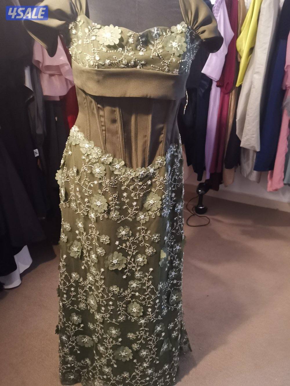 للبيع فساتين لبسة وحده من مصممات باقل من نص السعر7