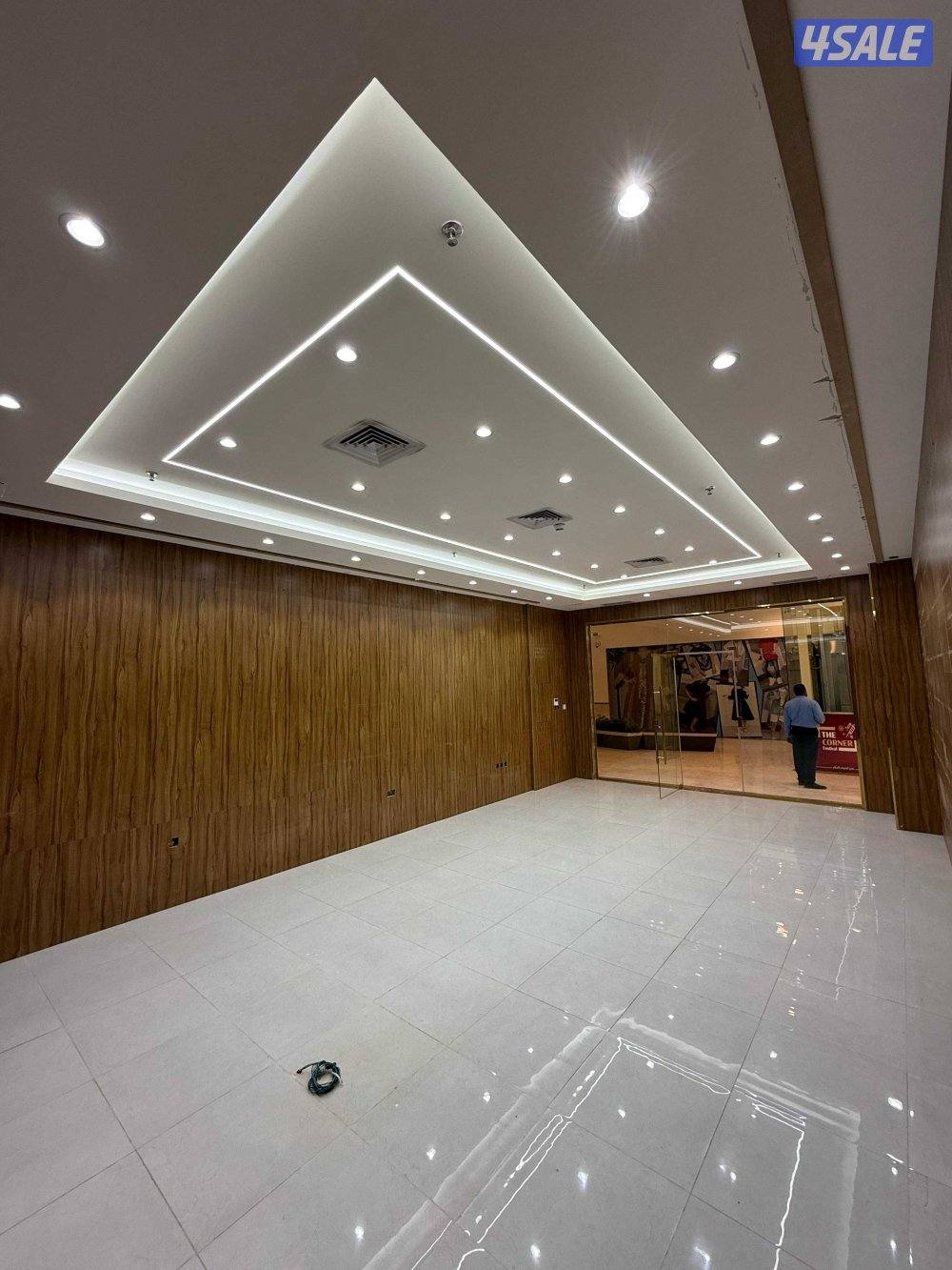 محل للايجار بمجمع راقي بالشويخ من المالك مباشرة بدون خلو0