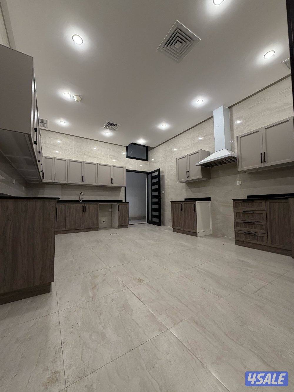 للايجار سرداب دور كامل في السلام مساحة ٣٠٠ متر2