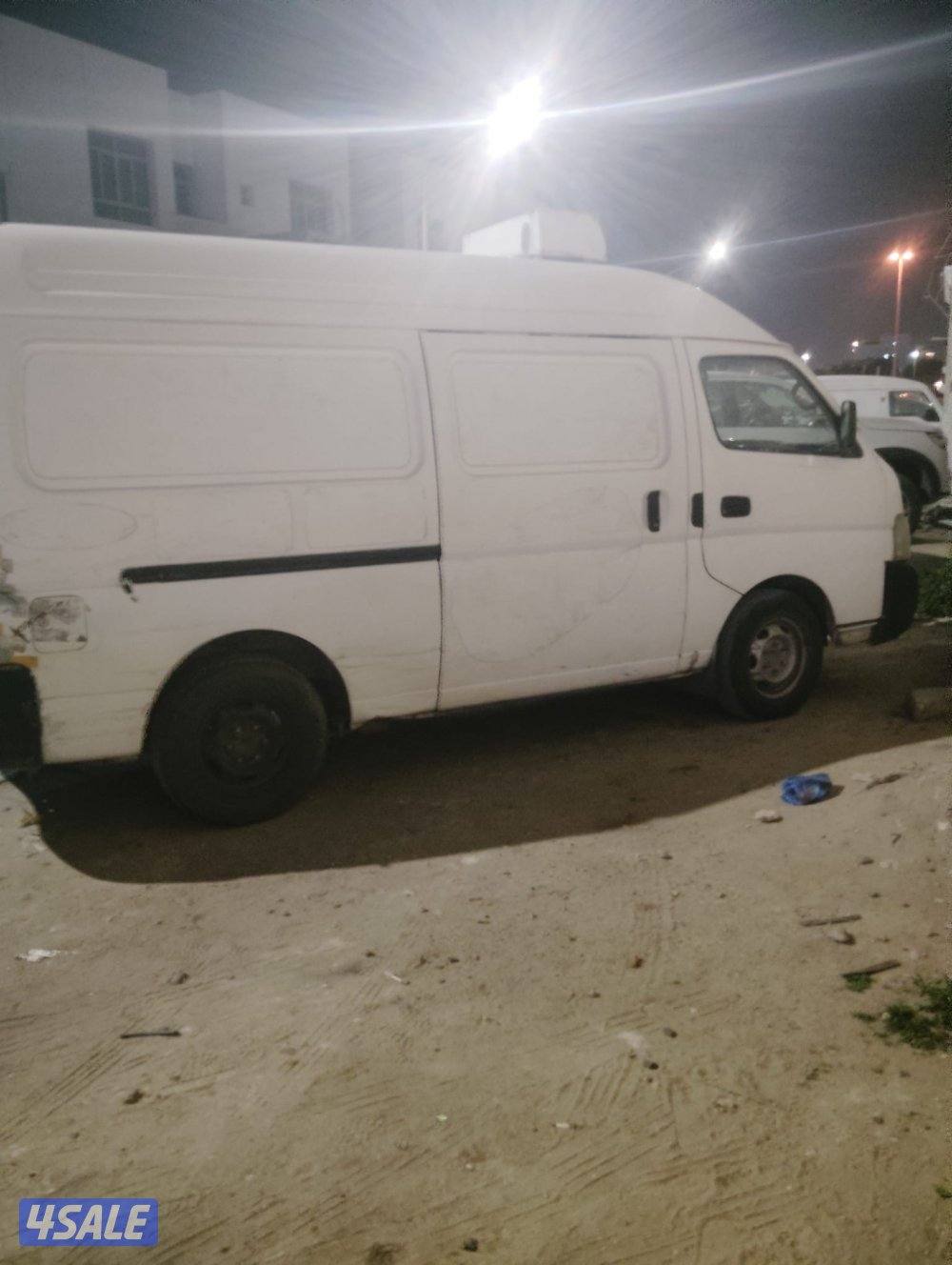 للبيع باص اورفان مقفل ثلاجه ٢٠٠٦سقف عالي1