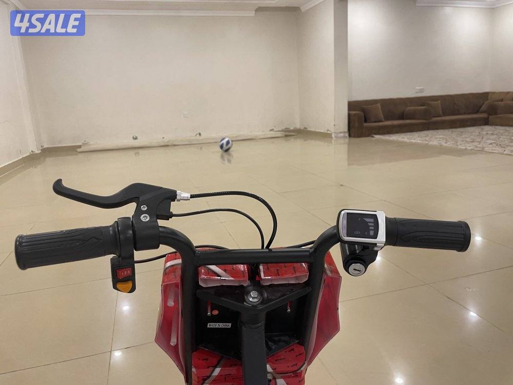 سكوتر نضيف مافيه شي مع مفتاحين و مع شحن ل السكوتر2