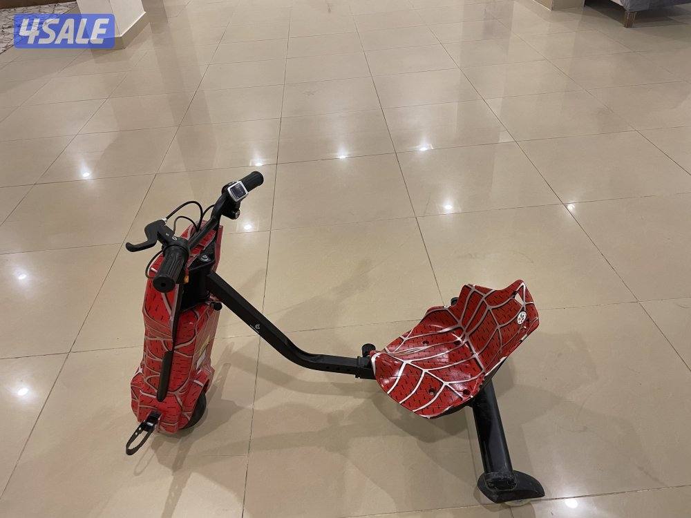 سكوتر نضيف مافيه شي مع مفتاحين و مع شحن ل السكوتر3