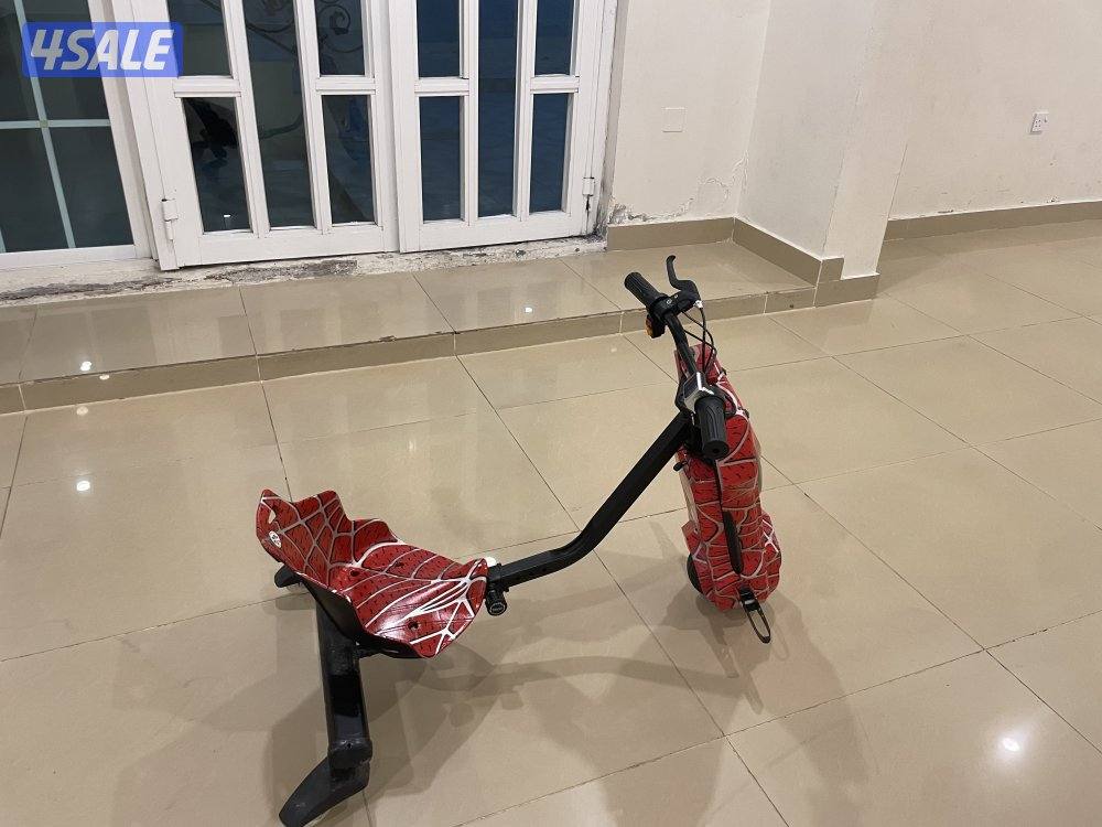 سكوتر نضيف مافيه شي مع مفتاحين و مع شحن ل السكوتر4