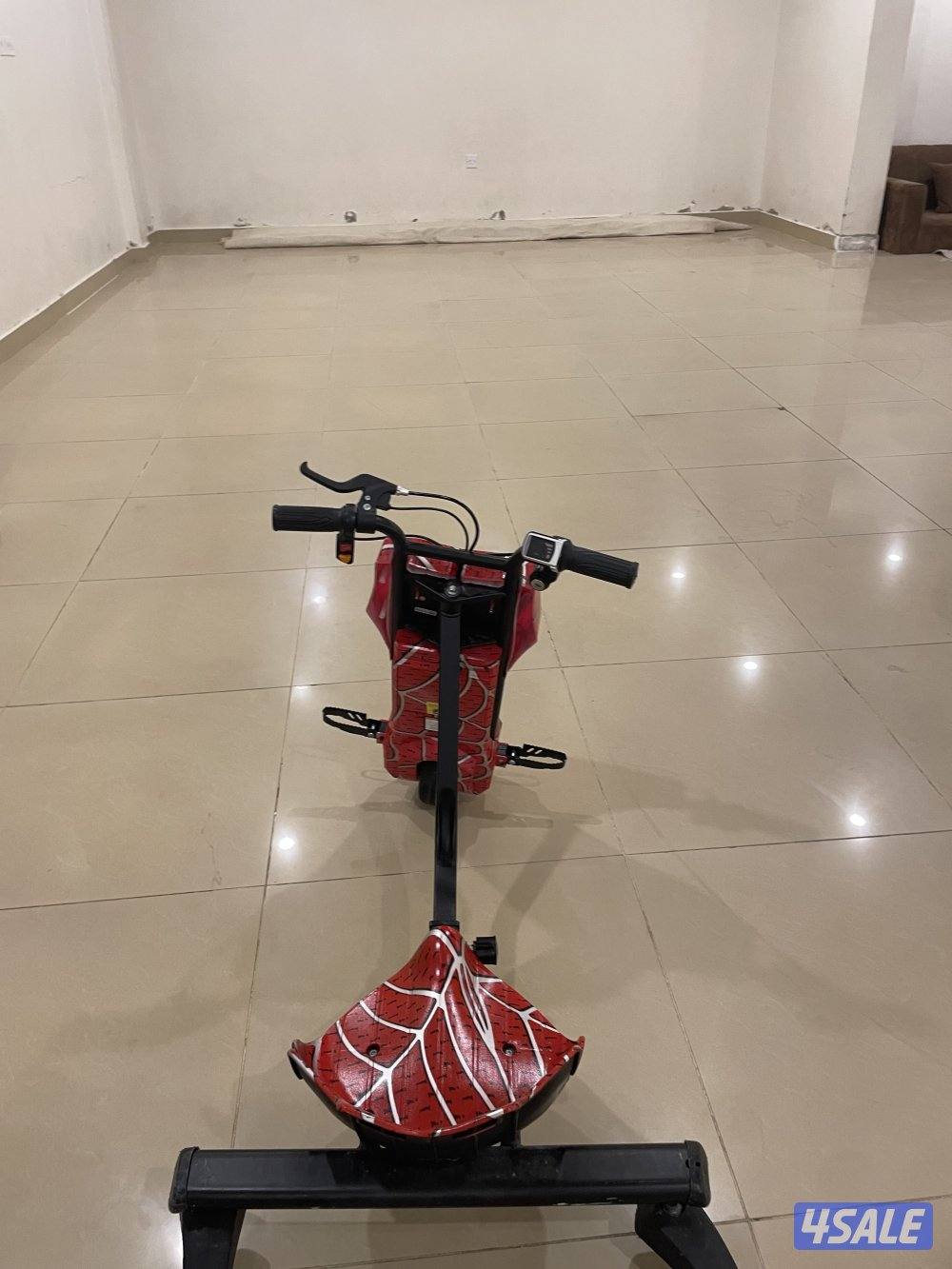 سكوتر نضيف مافيه شي مع مفتاحين و مع شحن ل السكوتر5