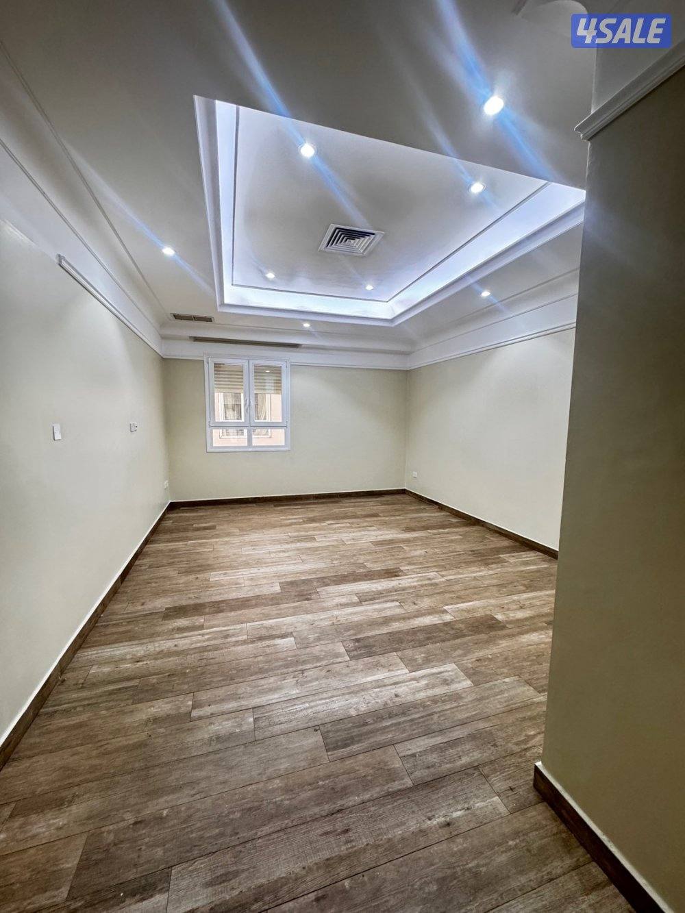 للإيجار شقة الصباحية   4 غرف منهم غرفتين ماستر  وصالة ومطبخ و3 حمامات0