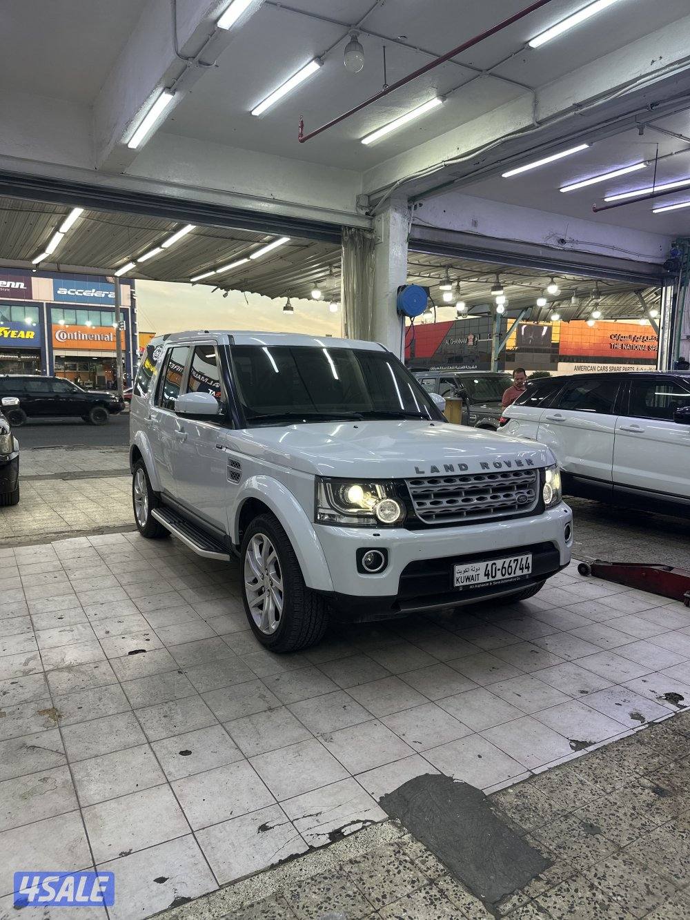 LR4 Land Rover0