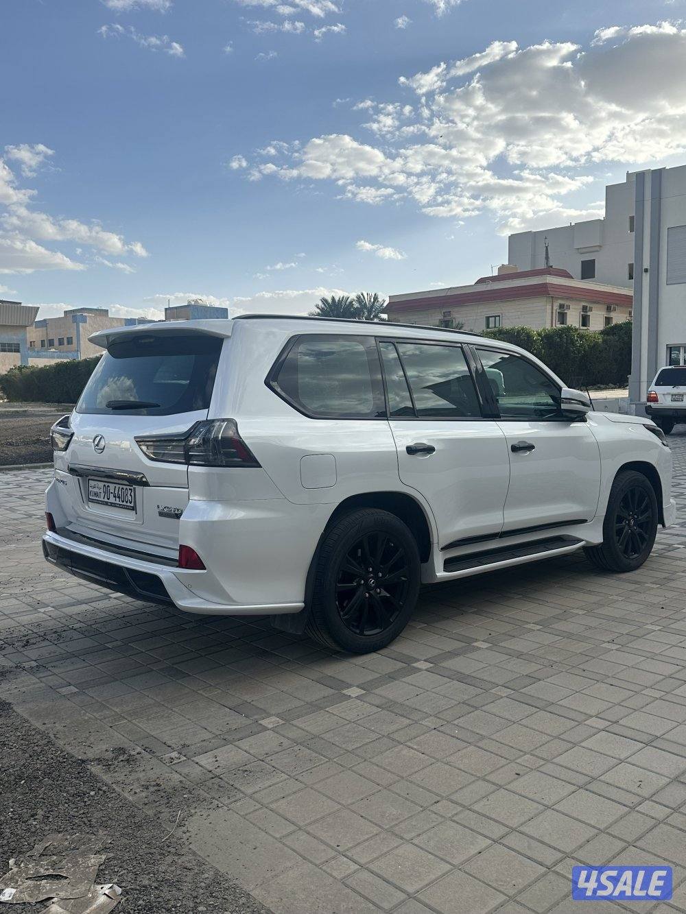 للبيع لكزس 2019 بلاك ادشن اصلي3