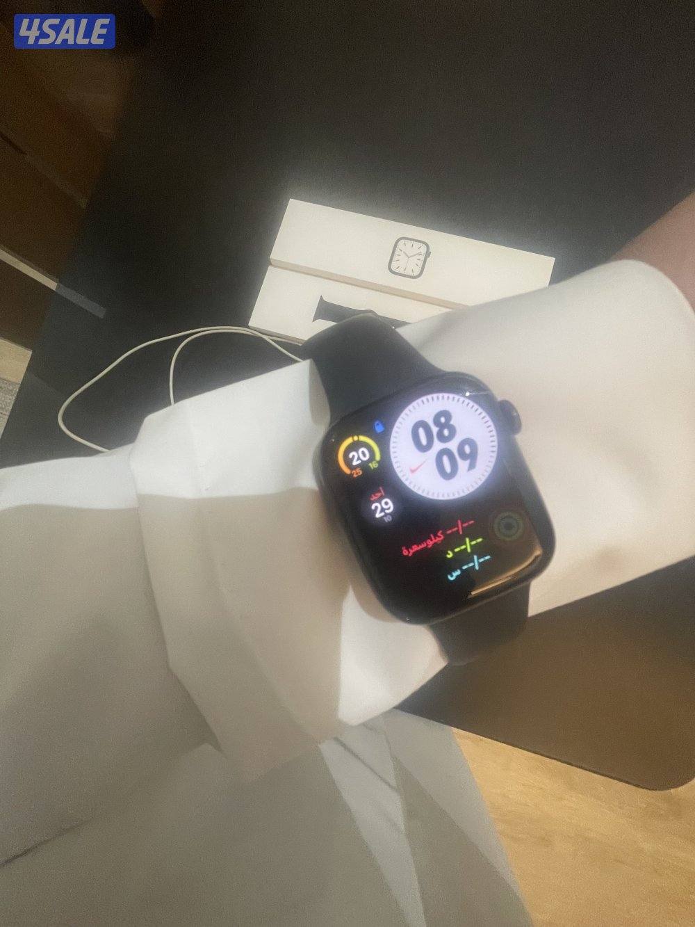 Apple watch 7 45  with box and chargeالحالة جيدة جدا مع الكرتون شحن0
